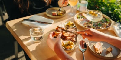Repas et verres de vin à table.