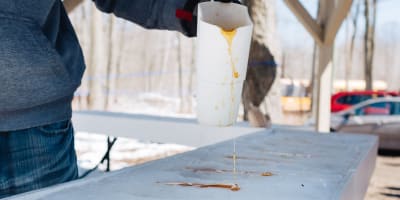 Tire d'érable sur neige à l'Érablière La Petite Coulée de St-Esprit.