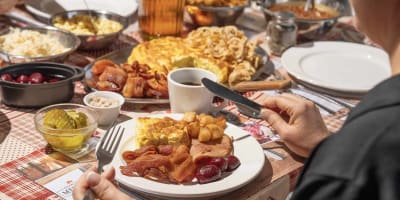 Repas de cabane à sucre à l'Érablière Meunier.