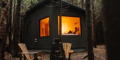 Une cabine ÈST Éco-cabines l'été.