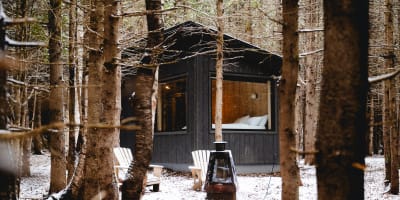 Une cabine ÈST Éco-cabines l'hiver.
