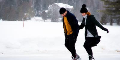 Un couple fait du patin à glace près du Estérel Resort.