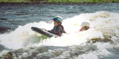 Une petite fille s'amuse dans l'eau à l'Expéditions Nouvelle Vague