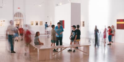 Groupe dans une salle d'exposition.