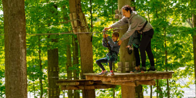 Mother and daughter doing a treetop course at Extéria