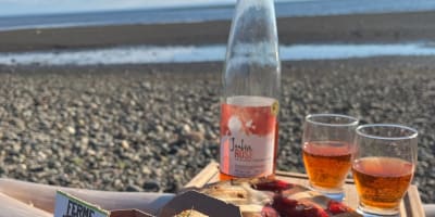 Produits et vin de fraises sur le bord de mer.