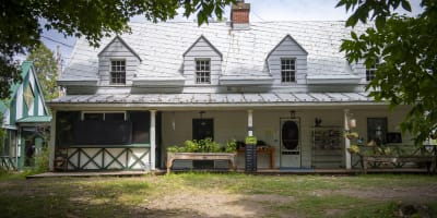 Extérieur du bâtiment de la Ferme écologique du Parc-nature du Cap-Saint-Jacques.