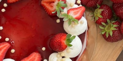 Fraises fraîches et shortcake aux fraises sur un plateau en bois.