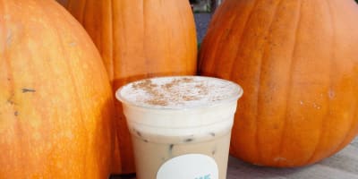 Café latté à la citrouille épicée.
