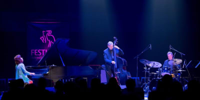 Deux artistes de Jazz sur la scène.