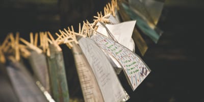 Festival International de la Poésie - Des papiers accrochés à une corde à linge