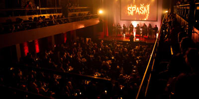 Festival SPASM -  Salle de spectacle sombre et remplie de spectateurs.