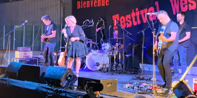 Groupe de musique sur la scène.