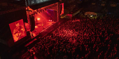 Scène illuminée au Festival Western de St-Tite.
