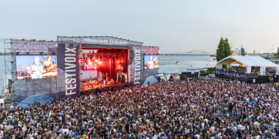 Outdoor stage by the water at the FestiVoix de Trois-Rivières.