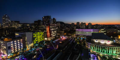 Vue aérienne des Francos de Montréal en soirée.