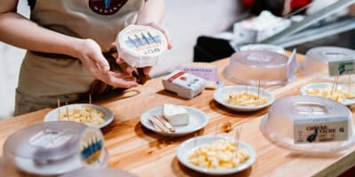 Dégustation de fromages à la Fromagerie Médard.