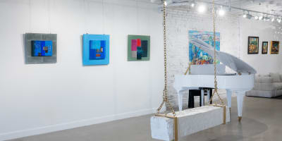 Galerie Angelina - Œuvres d'art et un piano dans une salle blanche