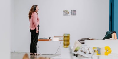 Une femme à la Galerie d'art Foreman.