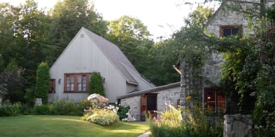 Extérieur de la Galerie d'art Mont Sainte-Anne en été.