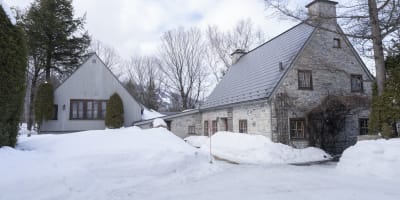 Extérieur de la Galerie d'art Mont Sainte-Anne en hiver.