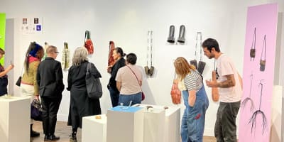 Des personnes à une exposition de la Galerie Noël Guyomarc'h.