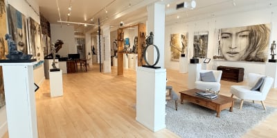 Intérieure de la Galerie ROCCIA, avec des œuvres d'art et des chaises.