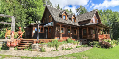 Exterior of the Gîte de l'Artisan in summer.