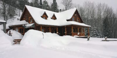 Exterior of the Gîte de l'Artisan in Winter.