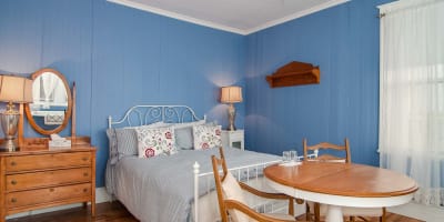 The Victoria bedroom at Gîte Les Pignons.