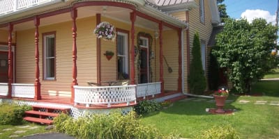 Exterior of the Aux Plaisirs Partagés B&B.