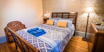 Bedroom at the Aux Plaisirs Partagés B&B.