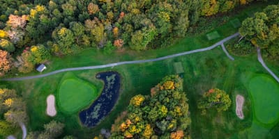Vue aérienne du Golf Val-des-Sources en automne.