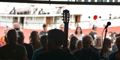 Guitariste sur scène. 