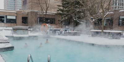 Outdoor heated pool in winter at Hôtel Bonaventure Montréal.