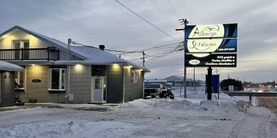 The exterior of the Hôtel Auberge St-Félicien in winter.