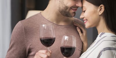 Couple avec une coupe de vin