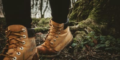 Hôtel-Château Bromont – image of a hiking boot in the mud