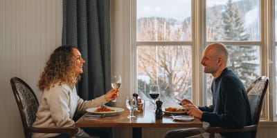 Hôtel-Château Bromont – a couple dining at a table
