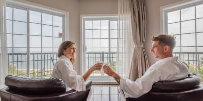 Hôtel Pavillons et Spa Le Petit Manoir du Casino - Un couple