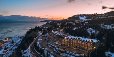 Vue aérienne de l'Hôtel Pavillons et Spa Le Petit Manoir du Casino en hiver.
