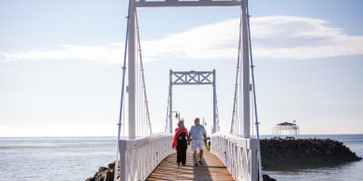 Couple devant un pont.