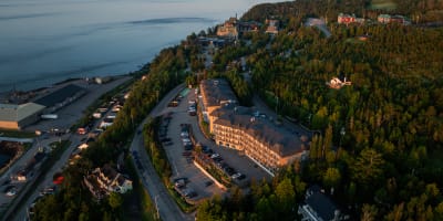 The hotel et pavillons le petit manoir du casino.