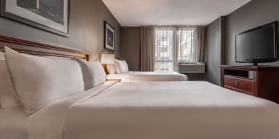 Room with two beds at Hôtel Faubourg Montréal.