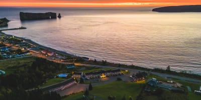 Hôtel Le Mirage - Waterfront with a sunset in Percé
