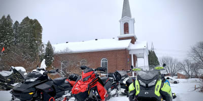 Des motoneiges à côté de l'hôtel Le Sainte-Crème.