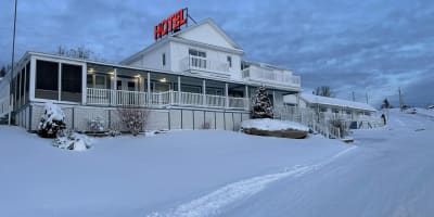Hôtel Motel Grande-Vallée in winter.