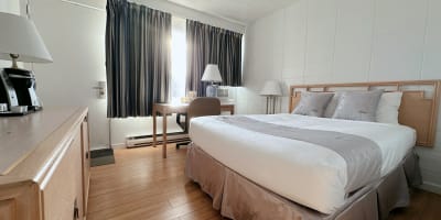 Hôtel La Caravelle - Room with bed and desk