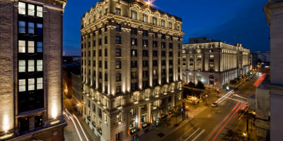 Hôtel St Paul - Exterior of the hotel at night