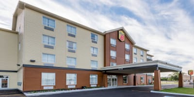 Façade de l'Hôtel Super 8 Mont-Laurier.